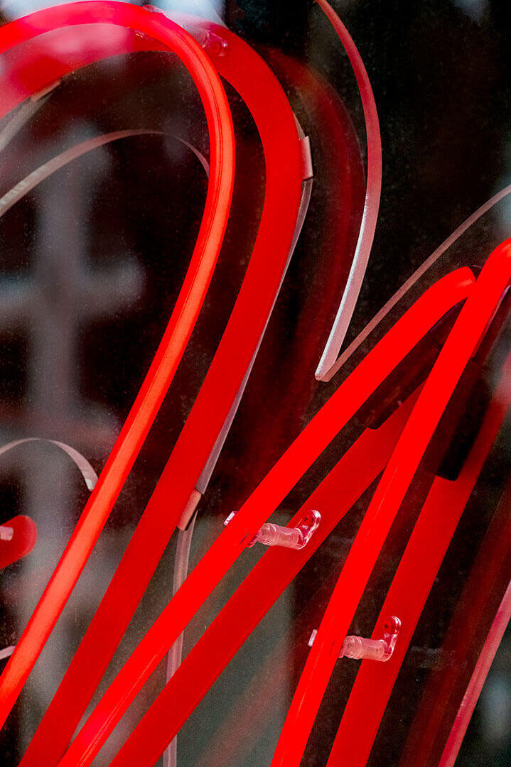 Lettera_di_gusto_del_vino_in_logo_illuminazione_neon_in_rosso_all'interno_del_sito_del_negozio_neon_all'interno_della_localizzazione